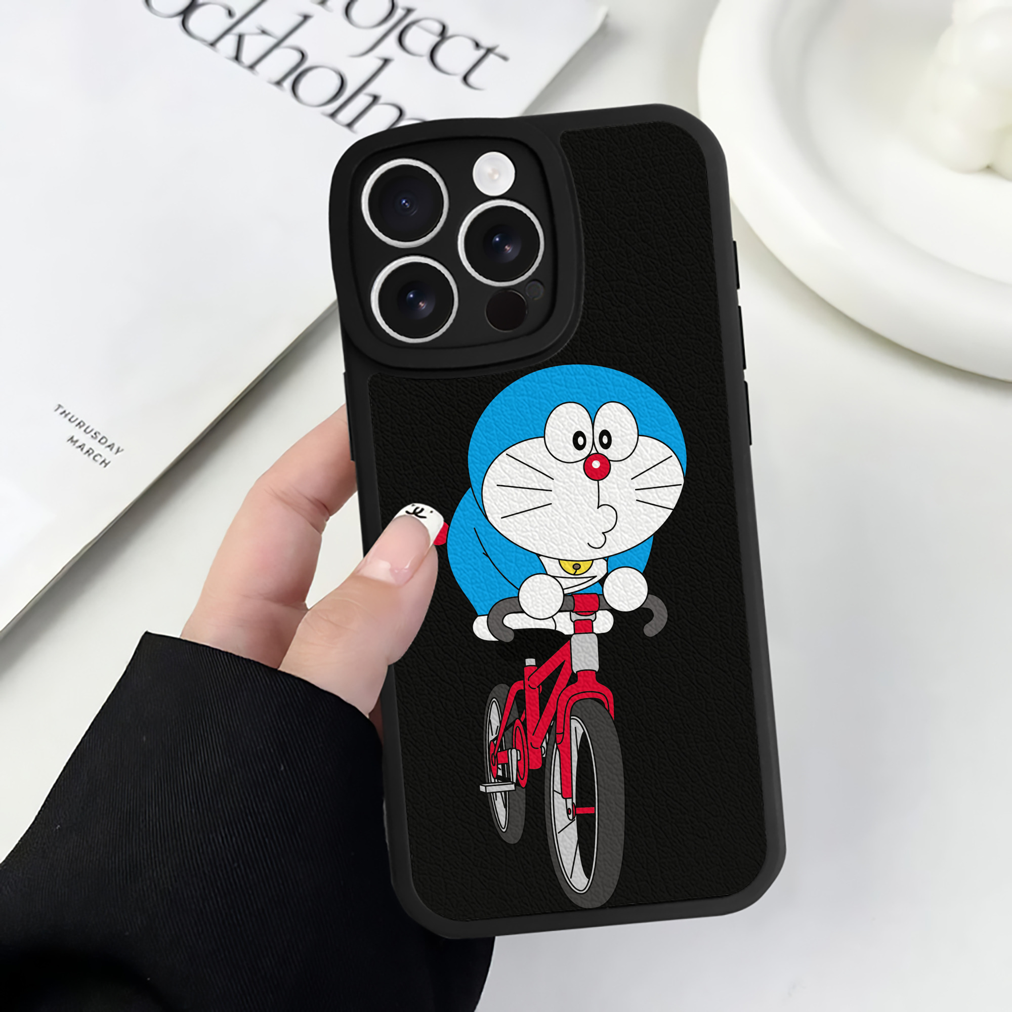 （画像用） ドラえもん Doraemon 【iPhone 16シリーズ対応】シリコンスマホケース（レザー調） 材質：シリコン